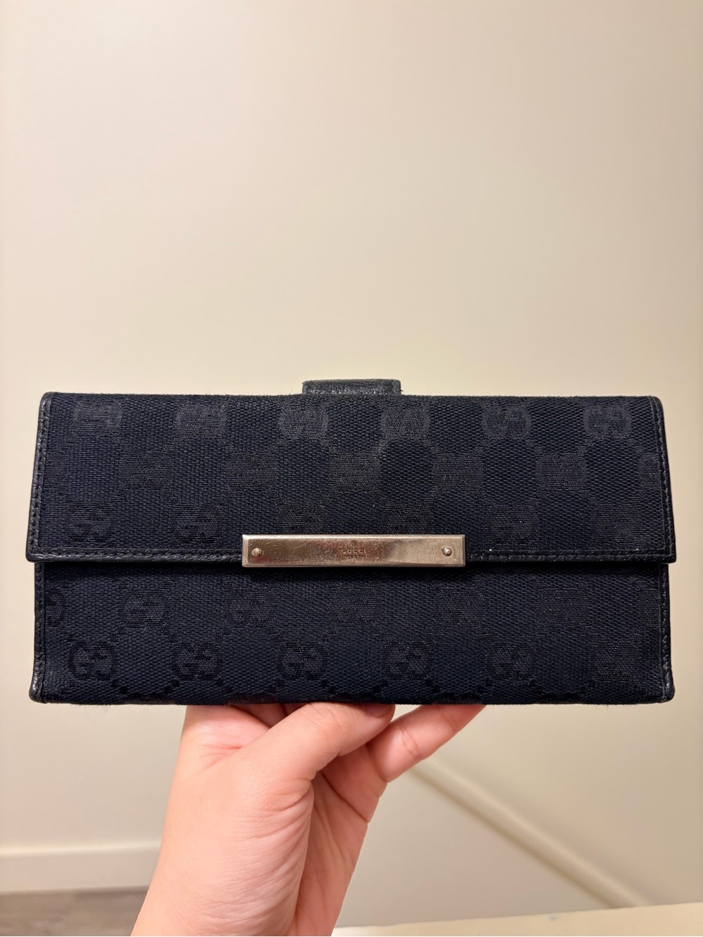Authentic Gucci Signature Continental Wallet with Metal Bar